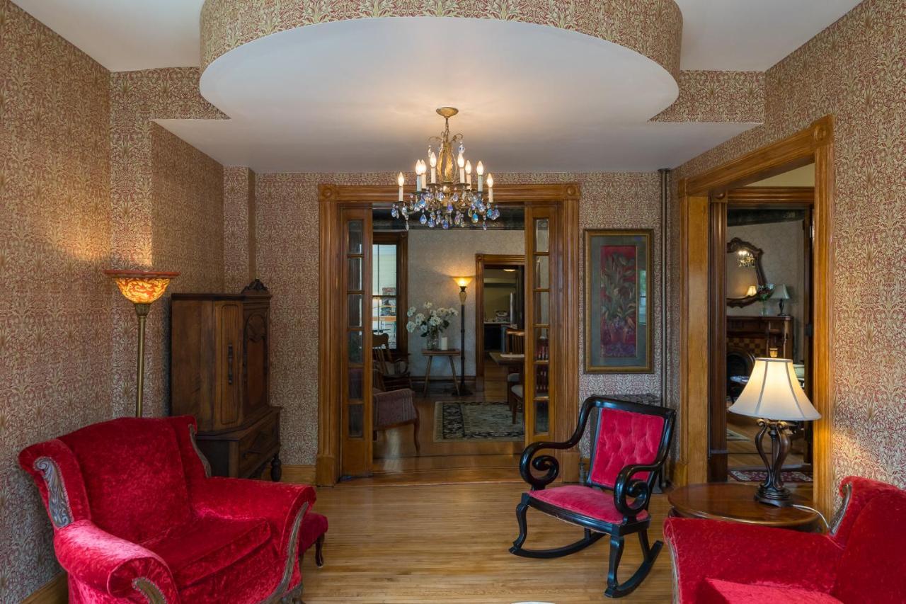Moulin Rouge House Bed And Breakfast Mankato Exterior photo