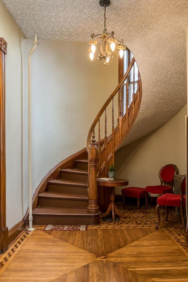 Moulin Rouge House Bed And Breakfast Mankato Exterior photo